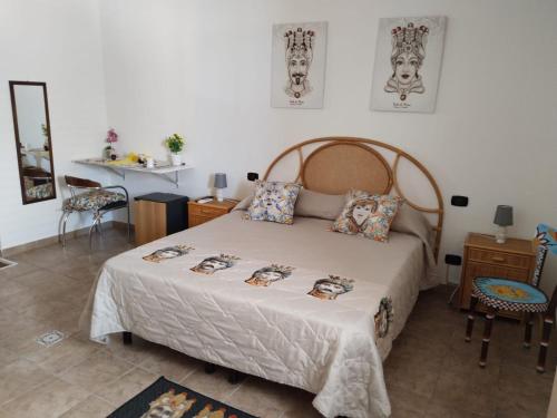 a bedroom with a bed and a table and chairs at B&B Sikelia in Terrasini