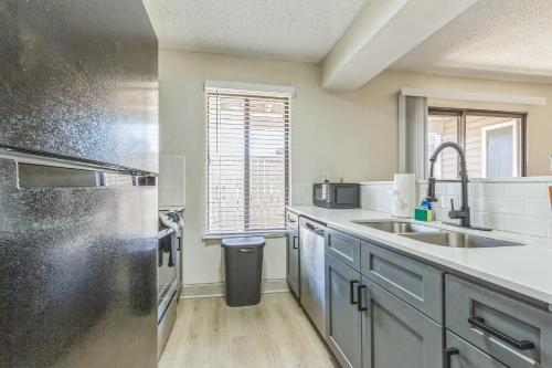 eine Küche mit einem Kühlschrank aus Edelstahl und einer Spüle in der Unterkunft Rosehill Pointe 55 I Spacious 1 Bed 1 Bath in Lenexa