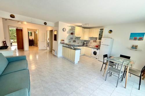 une cuisine et un salon avec un canapé et une table dans l'établissement Golfe-Juan 4 People Garden & Garage, au Golfe-Juan