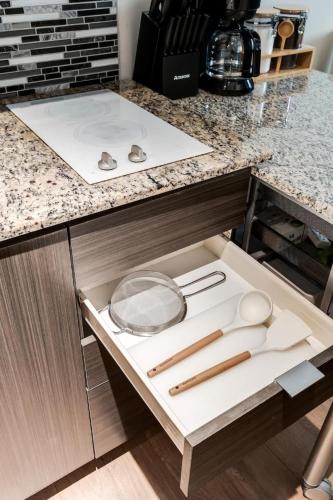 Dapur atau dapur kecil di CBDOTR 24-7 Gym Pool Rooftop Steps to Stadiums