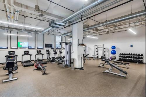 Pusat kecergasan dan/atau kemudahan kecergasan di CBDOTR 24-7 Gym Pool Rooftop Steps to Stadiums