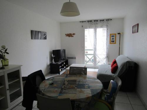 un salon avec une table et un canapé dans l'établissement Rochebonne ST MALO, à Saint-Malo