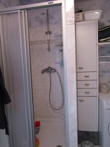 une douche avec une porte vitrée dans une salle de bain dans l'établissement Rochebonne ST MALO, à Saint-Malo