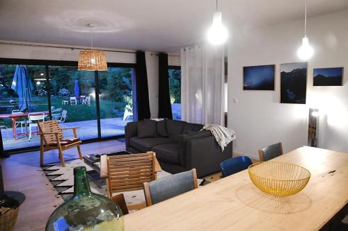 un salon avec une table et un canapé dans l'établissement Chez Marcel & Bernadette au rythme de la nature, à Conteville