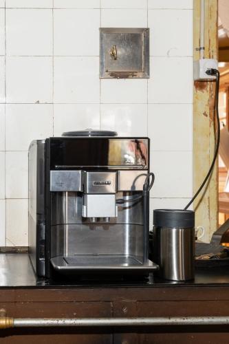 a microwave sitting on top of a kitchen counter at Ferienhaus Lindeli, Luxeriös eifach in Sankt Peterzell
