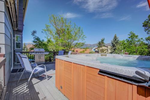 Πισίνα στο ή κοντά στο Deep Blue Spacious Escape w Hot Tub & Playground
