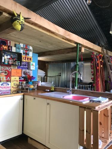 Φωτογραφία από το άλμπουμ του The Wackery - Quirky Self Contained Oak Framed Barn with Exclusive Garden σε Chiddingfold