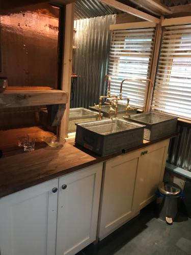 Φωτογραφία από το άλμπουμ του The Wackery - Quirky Self Contained Oak Framed Barn with Exclusive Garden σε Chiddingfold