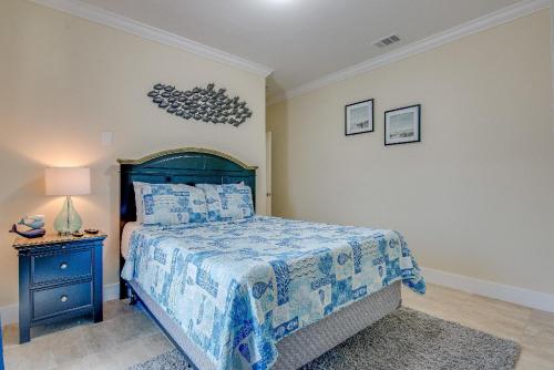 Postel nebo postele na pokoji v ubytování #4beautiful 4 Bed 3 Bath Pool Home W Free Dock