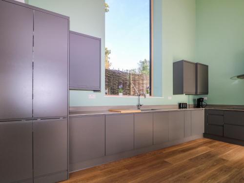 Dapur atau dapur kecil di Suetts Farm Barns