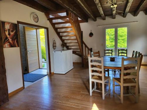 une cuisine et une salle à manger avec une table et des chaises dans l'établissement Maison de vacance avec piscine, à Villeneuve-dʼAveyron