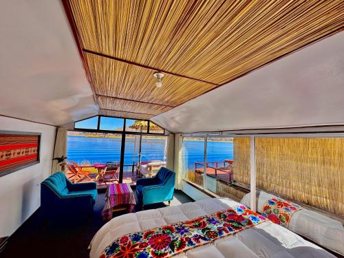 Giường trong phòng chung tại Titicaca Posada del Sol Lodge