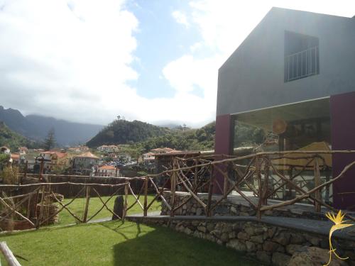 a house with a view of a mountain at A Casa Estrelícia-Dourada Garcês in São Vicente