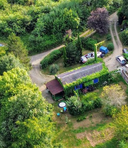 une vue aérienne d'une maison avec un jardin dans l'établissement Gîte Nature sur LAC avec accès PISCINE et PONTON, à Éguzon-Chantôme