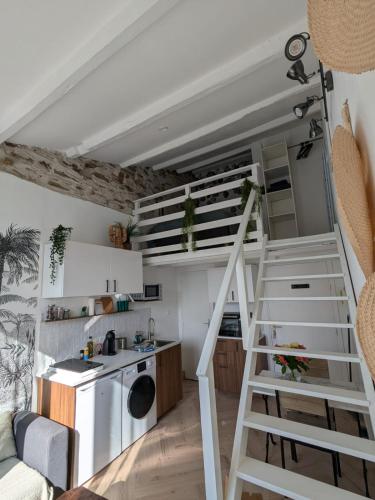 une petite maison avec un escalier et une cuisine dans l'établissement Petit appartement lumineux, à Les Sables-dʼOlonne