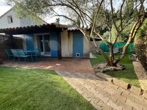 une maison avec une porte bleue et une terrasse dans l'établissement Maison provençale, à Eyguières