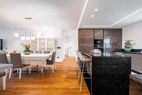 Panoramic Bay and Sea Views - Luxury 3-Bed Flat
