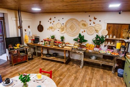 Una cocina con una mesa con comida encima. en Pousada Rosa Maria, en Erechim