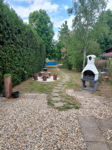 Taman di luar Árnyas Part Vendégház