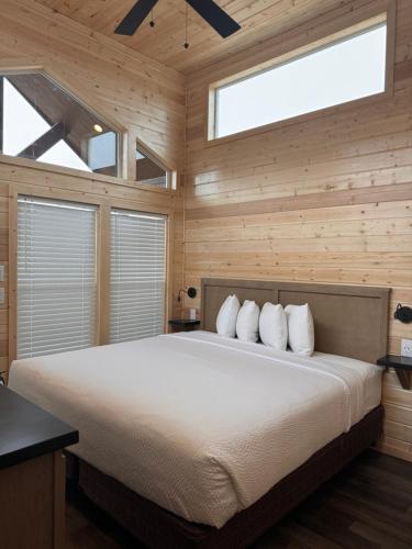 Una cama o camas en una habitación de Arches Hut