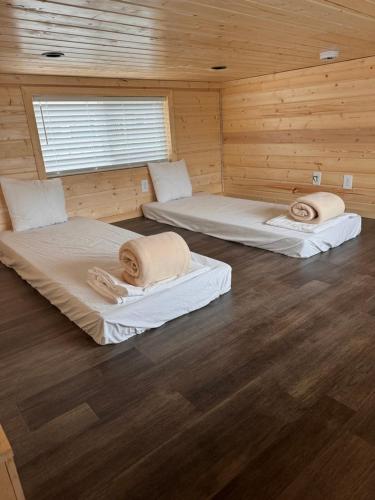 Una cama o camas en una habitación de Arches Hut
