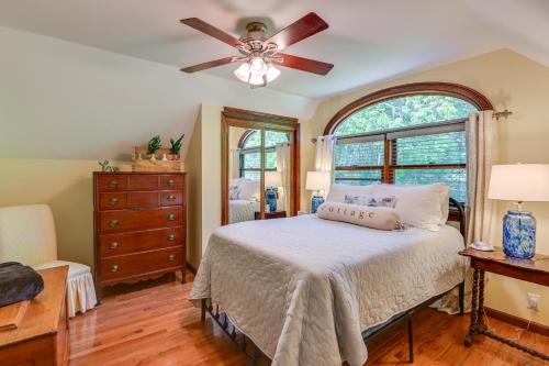 une chambre avec un lit et un ventilateur de plafond dans l'établissement 5 Mi to Dtwn Serene Couples Retreat in Franklin!, à Franklin