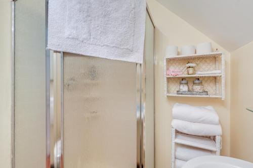 La salle de bains est pourvue d'une douche, de toilettes et de serviettes. dans l'établissement 5 Mi to Dtwn Serene Couples Retreat in Franklin!, à Franklin