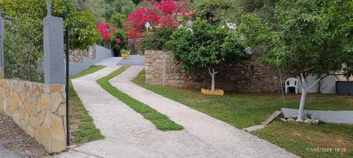 Jardín al aire libre en Eolos Villa
