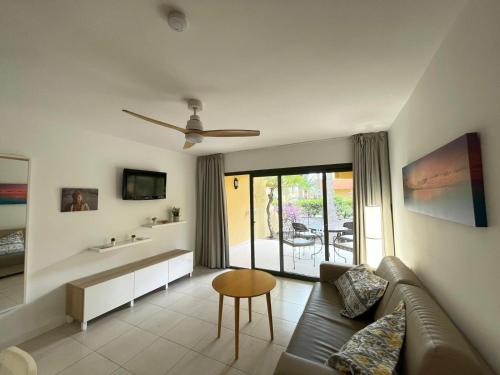 a living room with a couch and a table at Paraíso Lulú in La Oliva
