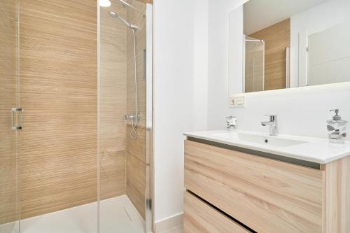 a bathroom with a shower and a sink at Un Sueño Realidad En Torrox in Los Llanos