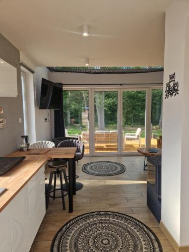 a kitchen and living room with a view of a patio at Chill Chaty in Tarnobrzeg