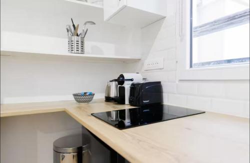- une cuisine avec un comptoir et une cafetière dans l'établissement Pleasant Studio -2P- Sacré Coeur, à Paris