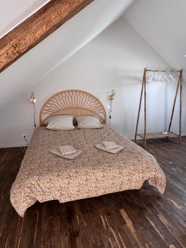 - une chambre avec un lit et 2 serviettes dans l'établissement Maison familiale neuve, plage à 3min, jardin, à Assérac