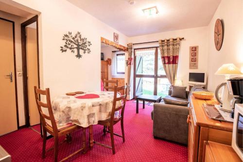 un salon avec une table et un canapé dans l'établissement Résidence Les Campanules - LES CAMPANULES - CA13FC MAE-3198, à Villarodin-Bourget