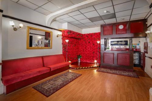 Η κουζίνα ή μικρή κουζίνα στο The Beachfront Hotel