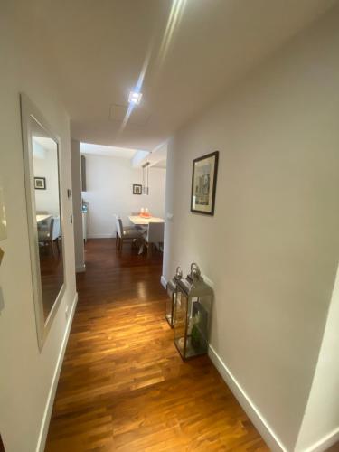 un couloir vide avec une salle à manger et une table dans l'établissement T4 - proche Monaco a 250m de la plage - 3 lits doubles -6 personnes, à Roquebrune-Cap-Martin