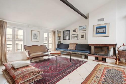 un salon avec un canapé bleu et une cheminée dans l'établissement Le Majestueux, à Paris