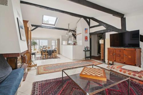 - un salon avec une table en verre dans l'établissement Le Majestueux, à Paris