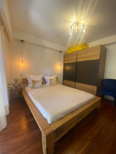 une chambre avec un grand lit avec des draps blancs dans l'établissement T4 - proche Monaco a 250m de la plage - 3 lits doubles -6 personnes, à Roquebrune-Cap-Martin