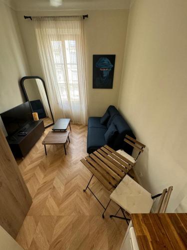 un salon avec un canapé et une chaise dans l'établissement Beautiful studio near the beach, à Nice