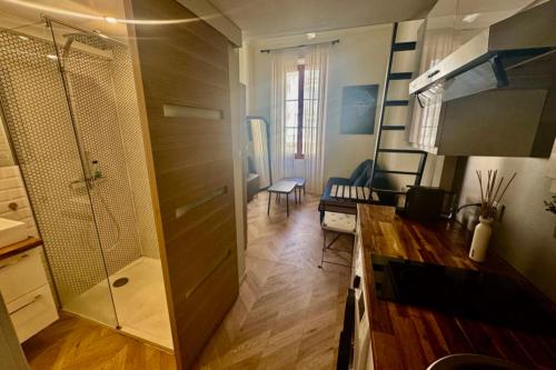 Il comprend une salle de bains pourvue d'une douche et une cuisine équipée d'une table. dans l'établissement Beautiful studio near the beach, à Nice