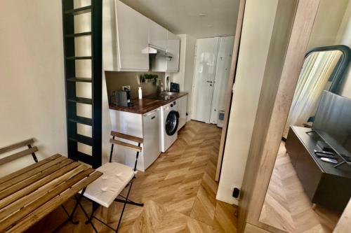une petite cuisine avec un banc et une table dans l'établissement Beautiful studio near the beach, à Nice