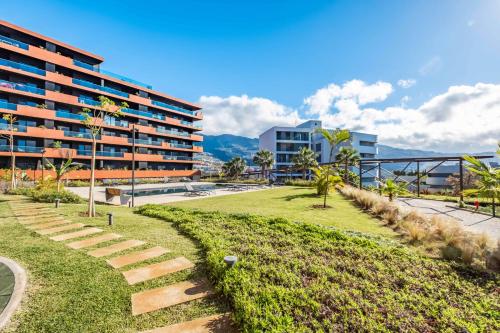 Panoramic Bay and Sea Views - Luxury 3-Bed Flat