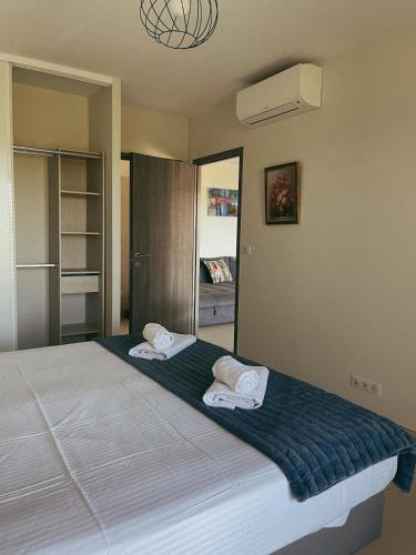 une chambre avec un grand lit avec des serviettes dessus dans l'établissement Appartement spacieux 6 personnes sur le vieux port, à Porto-Vecchio