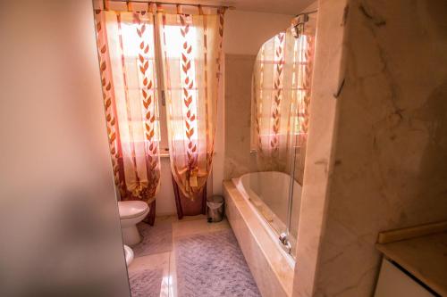 斯佩洛的住宿－B&B I Narcisi，带浴缸、卫生间和盥洗盆的浴室
