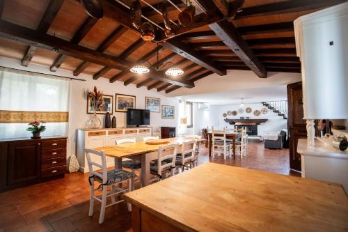 Una cocina y un comedor con mesa y sillas. en Casa Iriai, en Dorgali