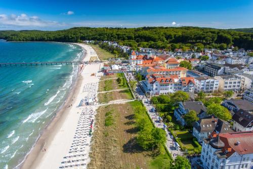 una vista aerea di una spiaggia in una città costiera di Hotel Villa Schwanebeck a Binz