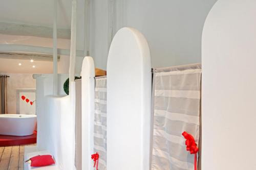 deux planches de surf appuyées contre un mur dans une salle de bain dans l'établissement Luxueux Mas de Village 18ème siècle, à Massannes