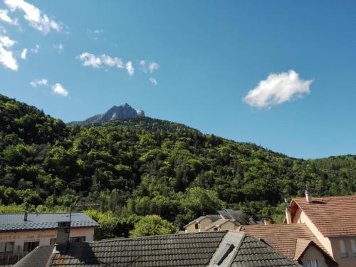 - une vue sur la montagne depuis les toits des maisons dans l'établissement Lac et étoiles, à Savines