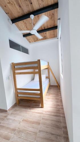 a room with a bunk bed with a ceiling fan at Extraordinaria Casa Quinta privada - Ricaurte Cundinamarca in Ricaurte
